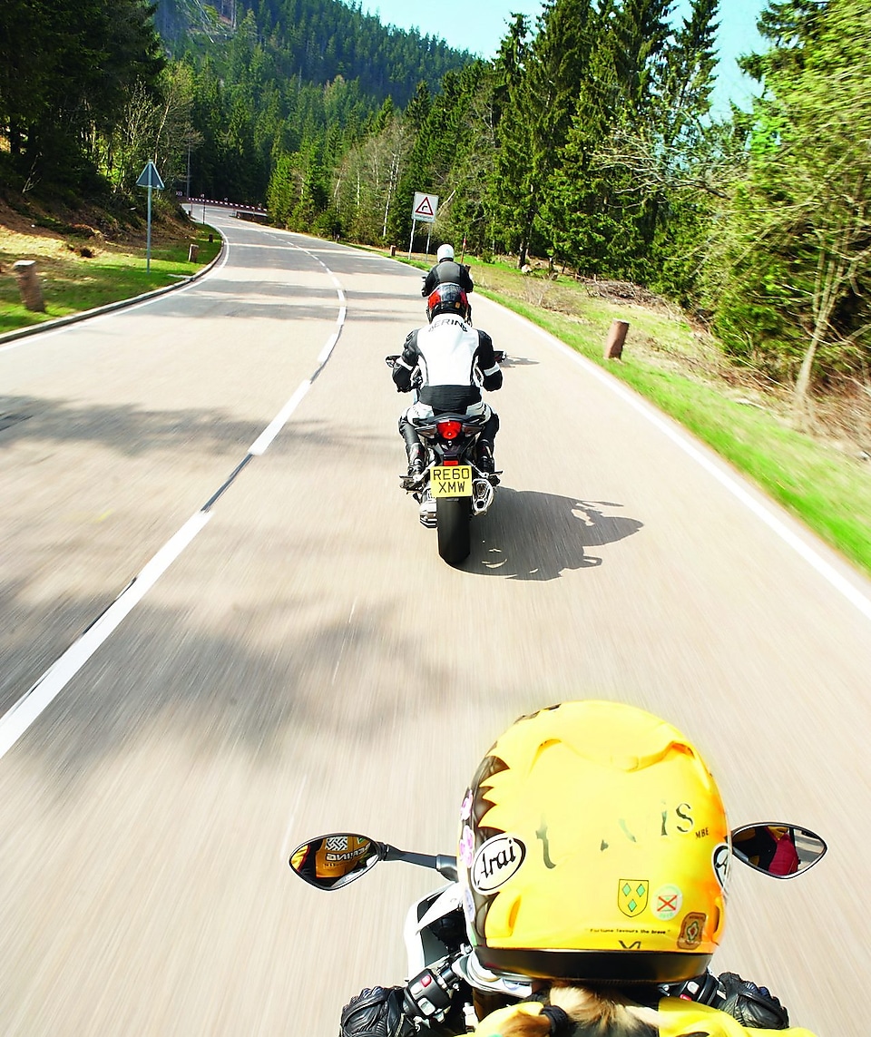 Üç motosiklet bir dağ yolunda gidiyor